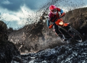 九游体育-绿茵场上的突尼斯风暴，当英超争冠焦点战，遇见拜仁式碾压的战术启示