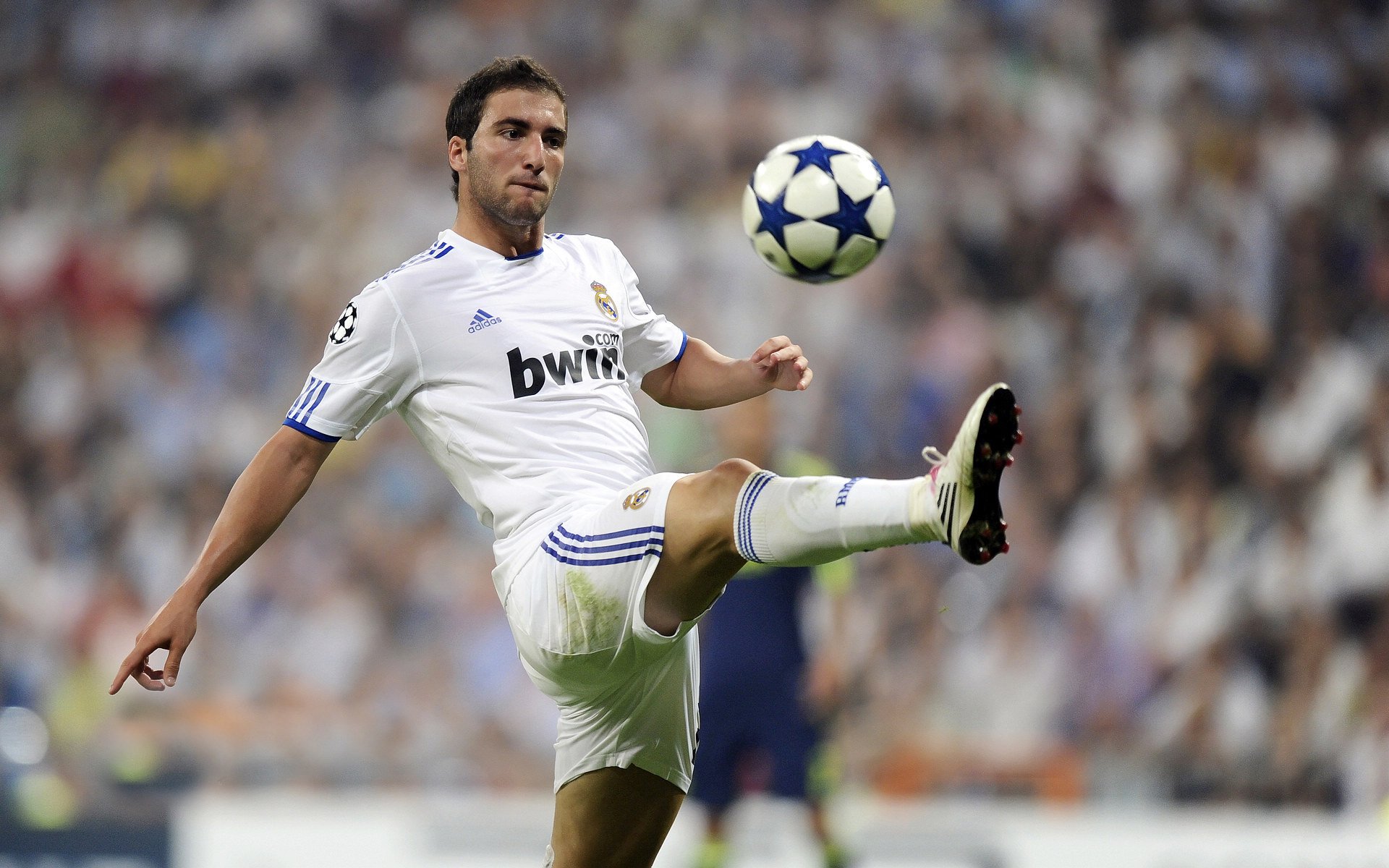 C罗关键先生本色尽显，摩纳哥生死战力克日本锁定晋级